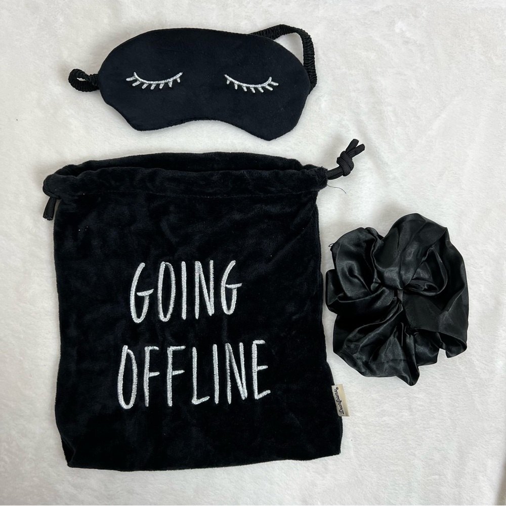 Dearfoams blackout night eye mask, hair scrunchie tie and storage bag. New